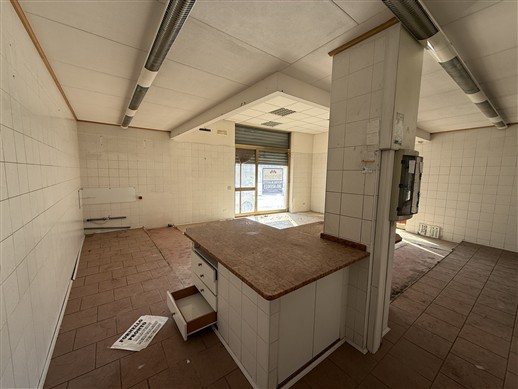 Locale Commerciale Angolare, 3 Vetrine, 2 Bagni. Con Canna Fumaria.